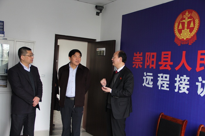 程宝清主任察看远程视频接访室.JPG