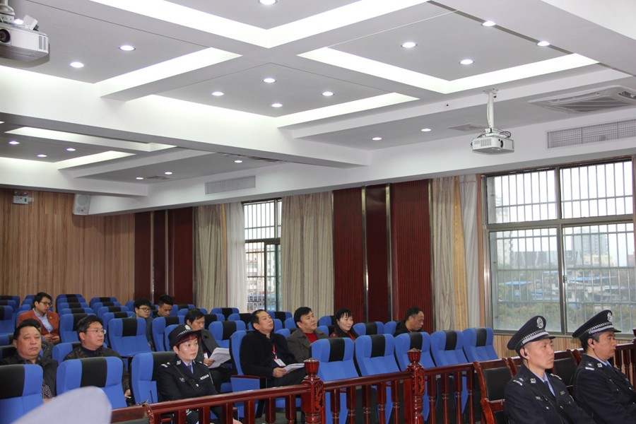 人大常委会委员、人大代表认真旁听2_副本.jpg